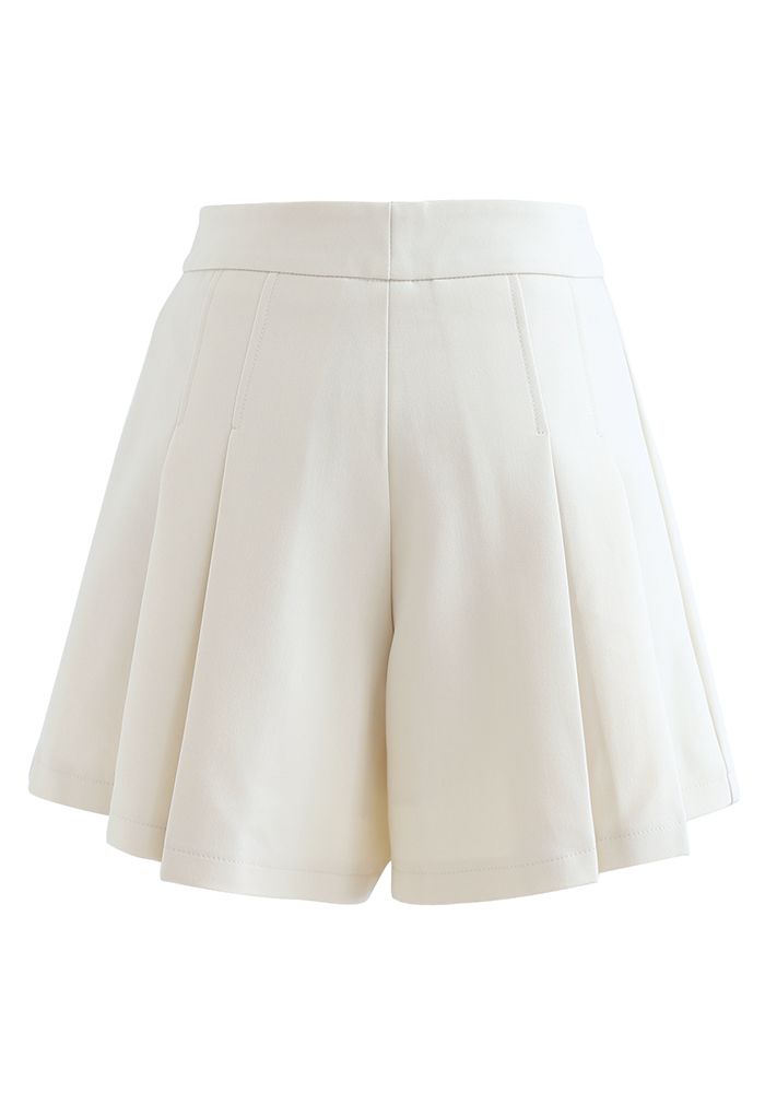 Side Pocket Pleated Shorts in Cream