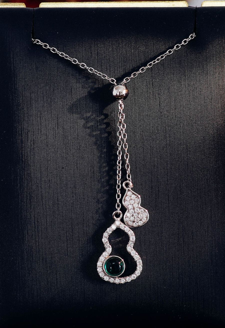 Calabash Shape Emerald Gem Necklace