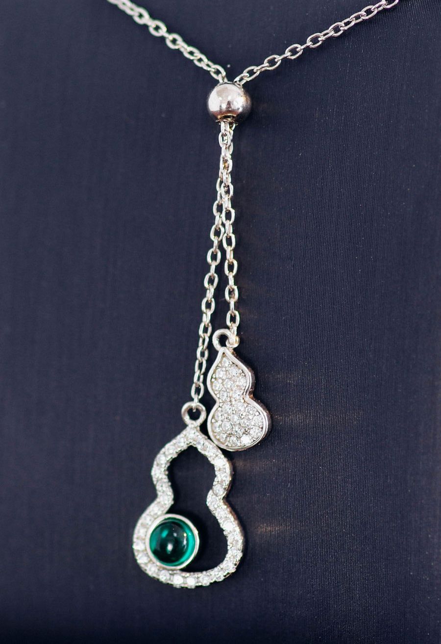 Calabash Shape Emerald Gem Necklace