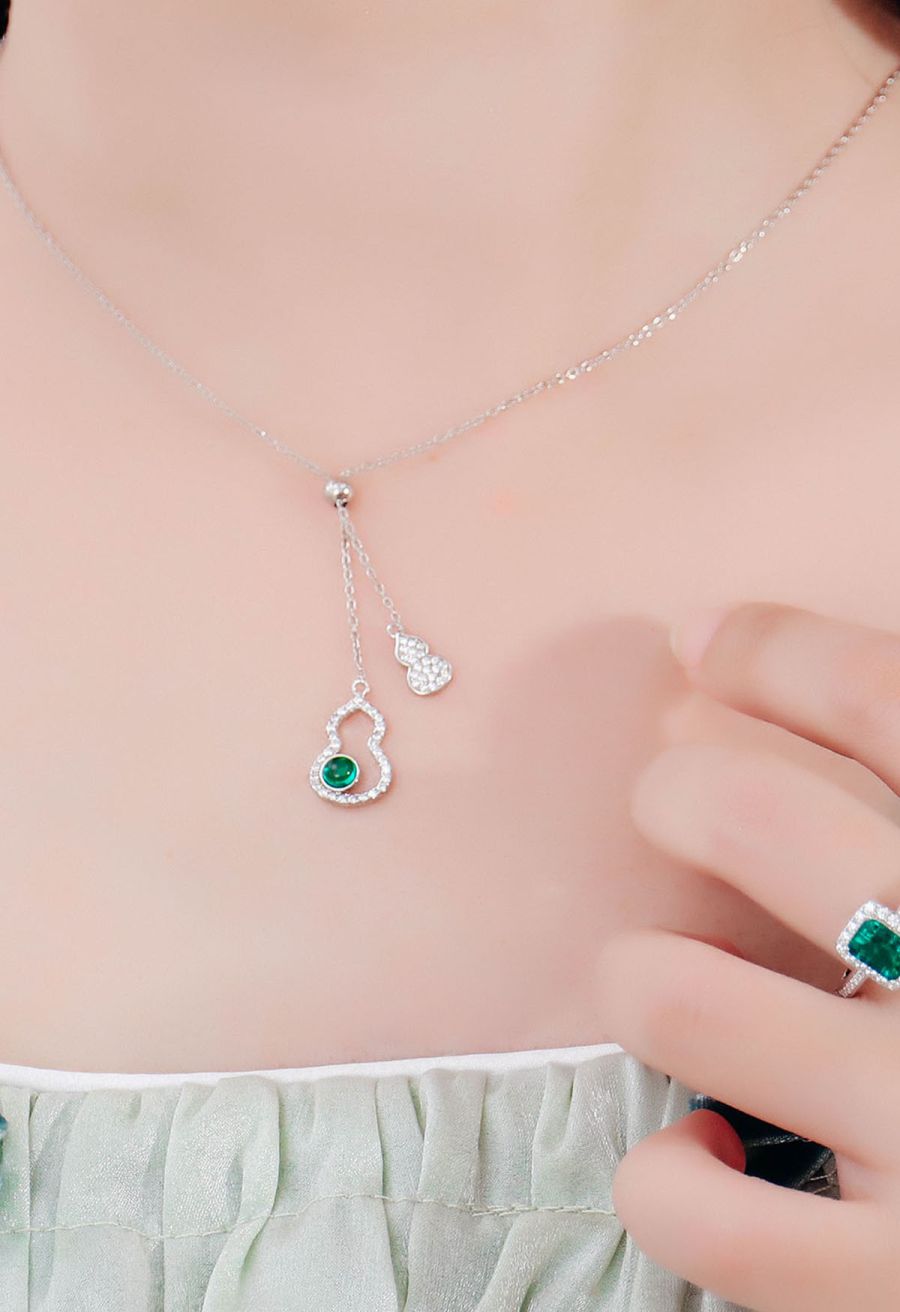 Calabash Shape Emerald Gem Necklace