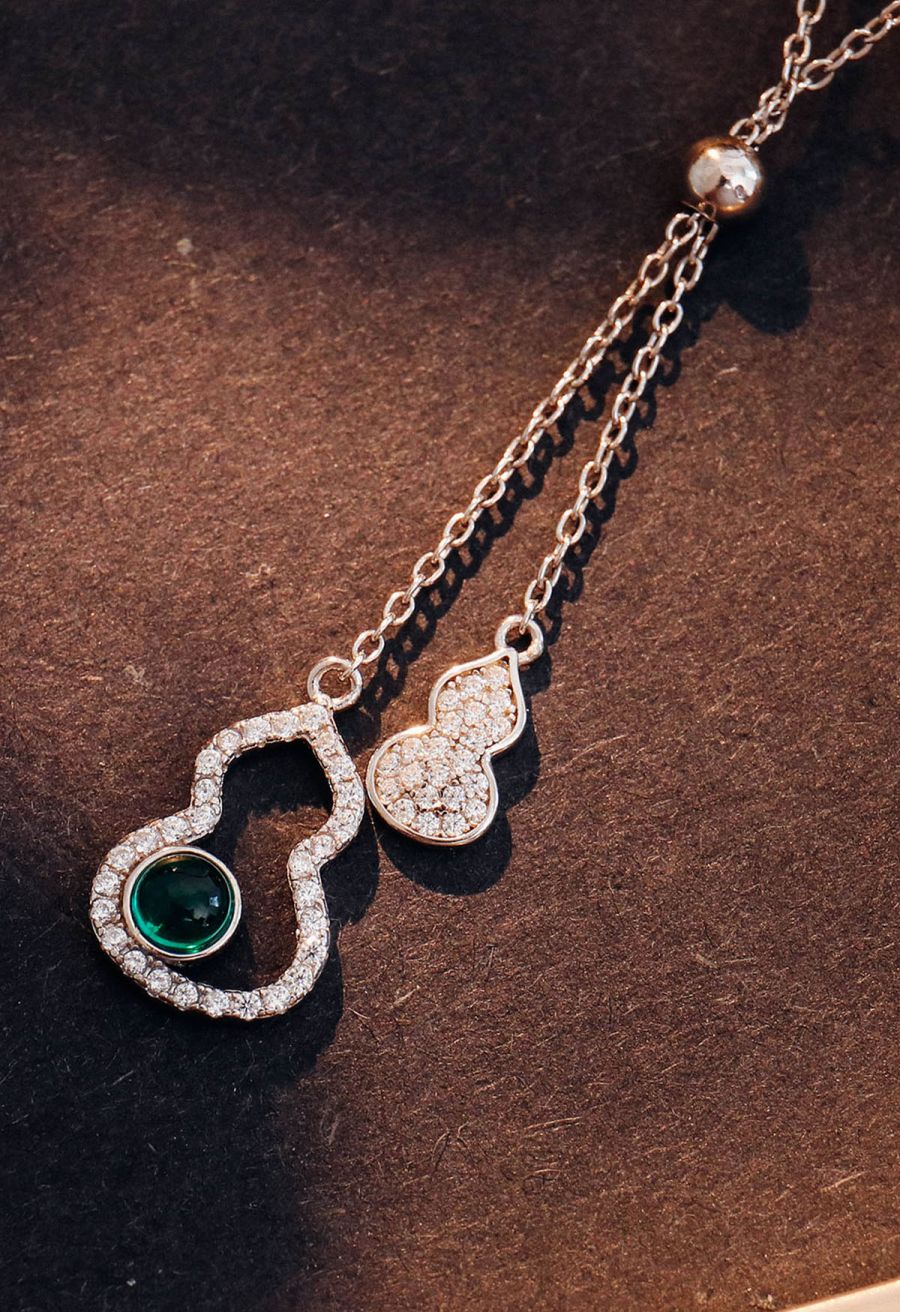 Calabash Shape Emerald Gem Necklace