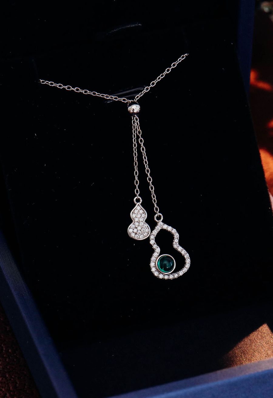 Calabash Shape Emerald Gem Necklace