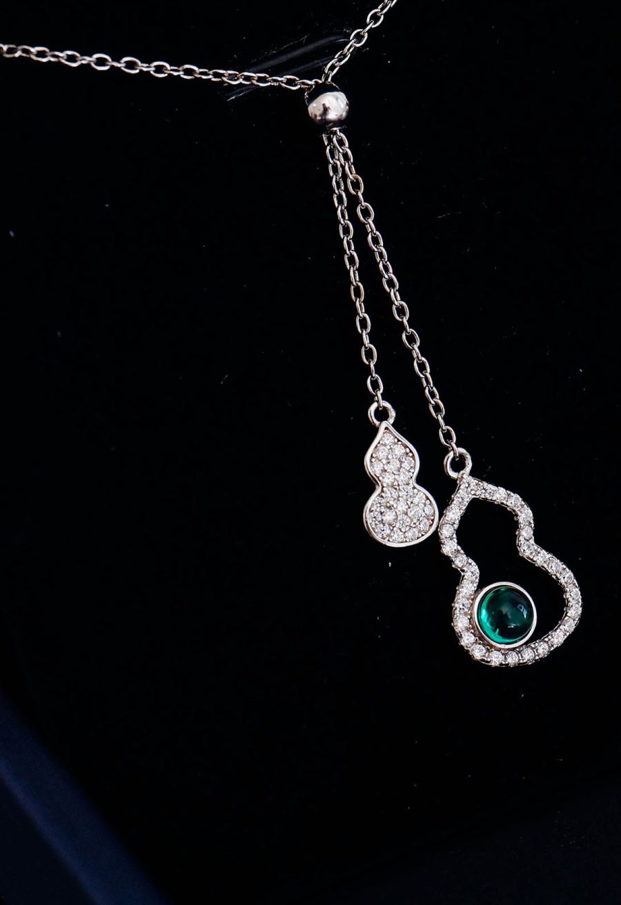 Calabash Shape Emerald Gem Necklace