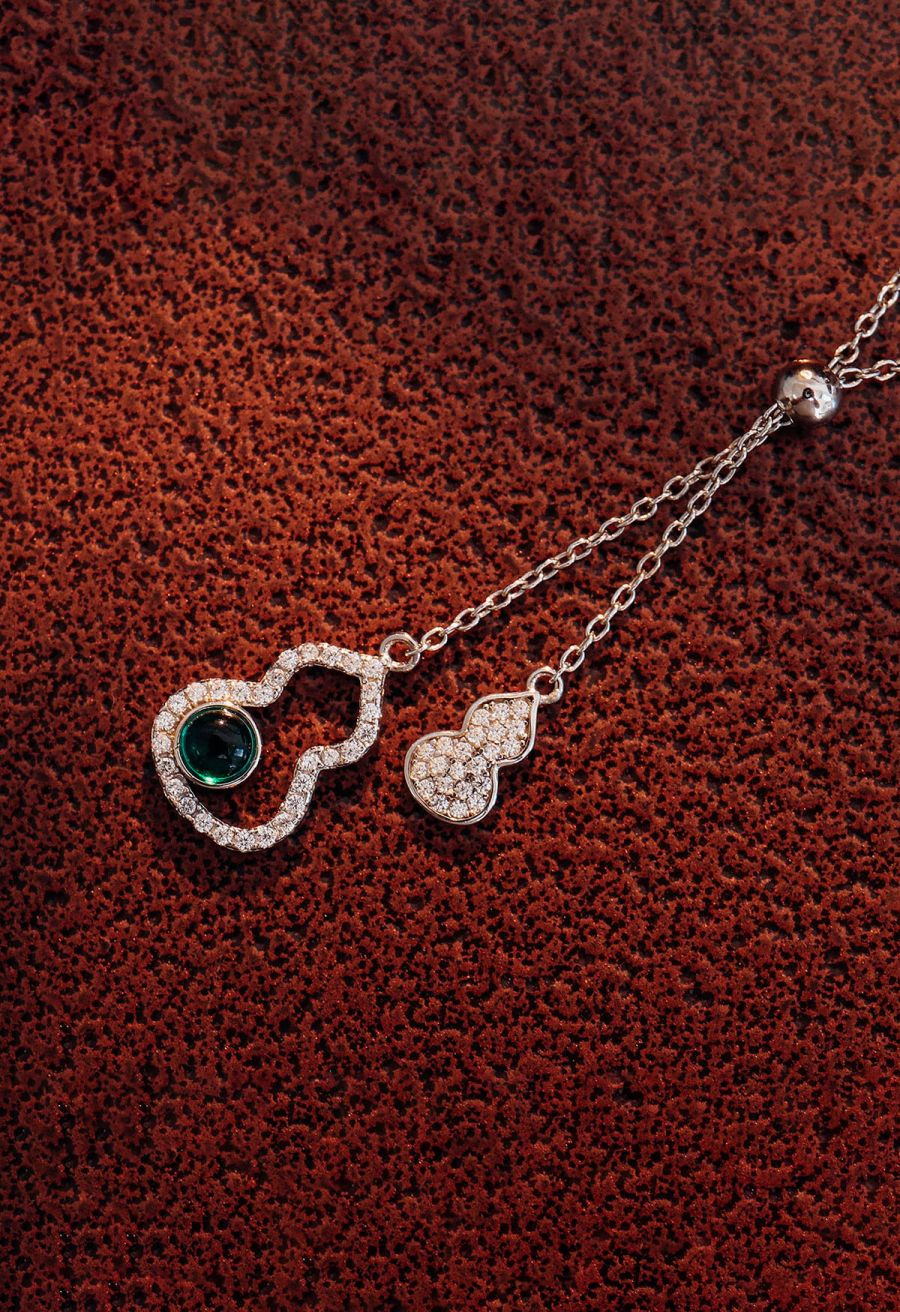 Calabash Shape Emerald Gem Necklace