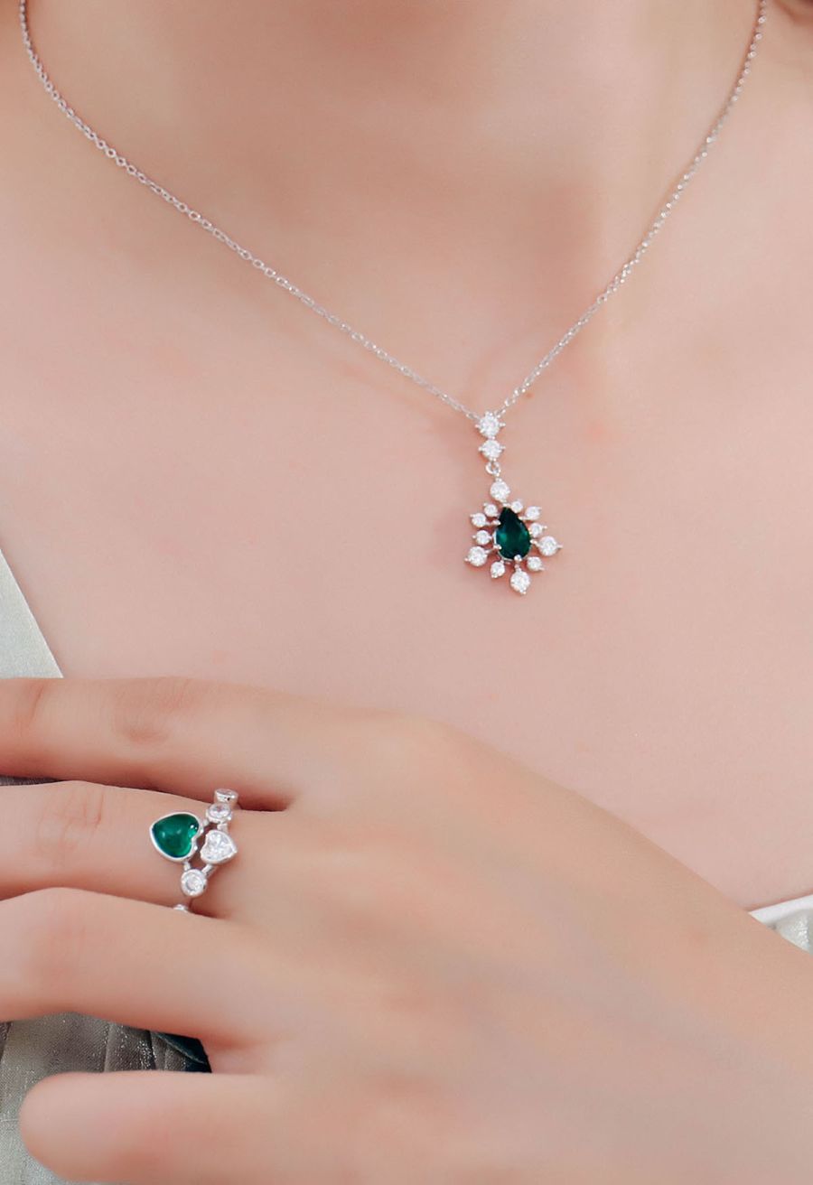 Snowflake Shape Emerald Gem Necklace