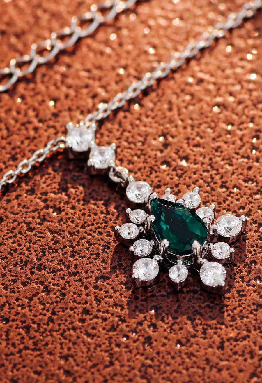 Snowflake Shape Emerald Gem Necklace