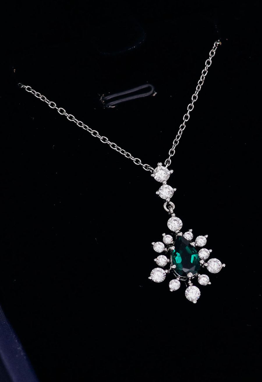 Snowflake Shape Emerald Gem Necklace