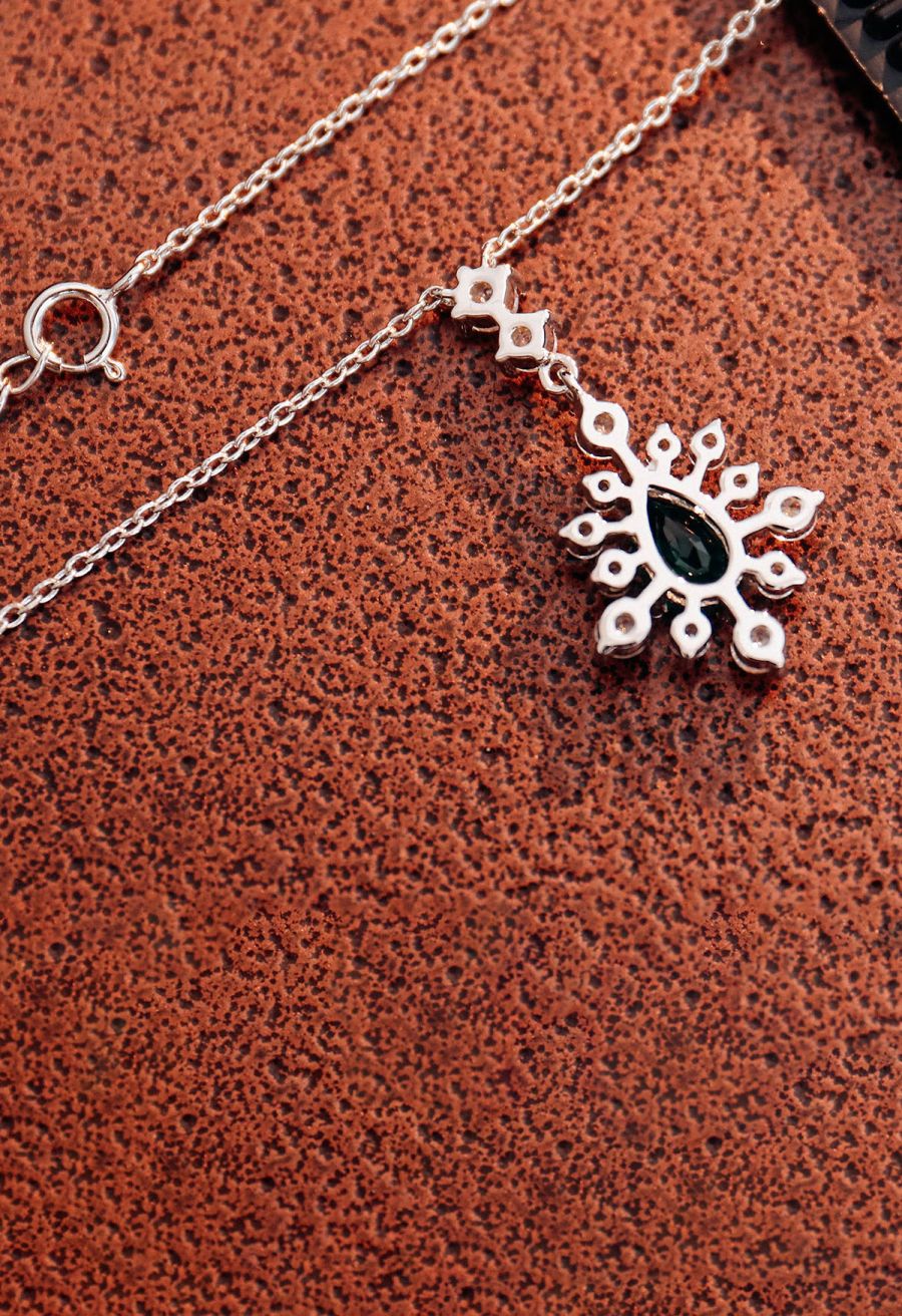 Snowflake Shape Emerald Gem Necklace
