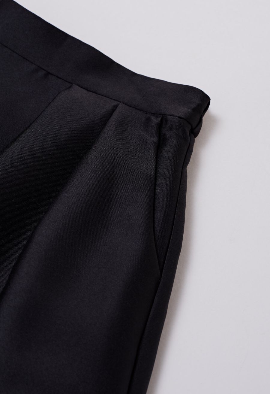 Sleek Side Pockets Pleated A-Line Midi Skirt in Black
