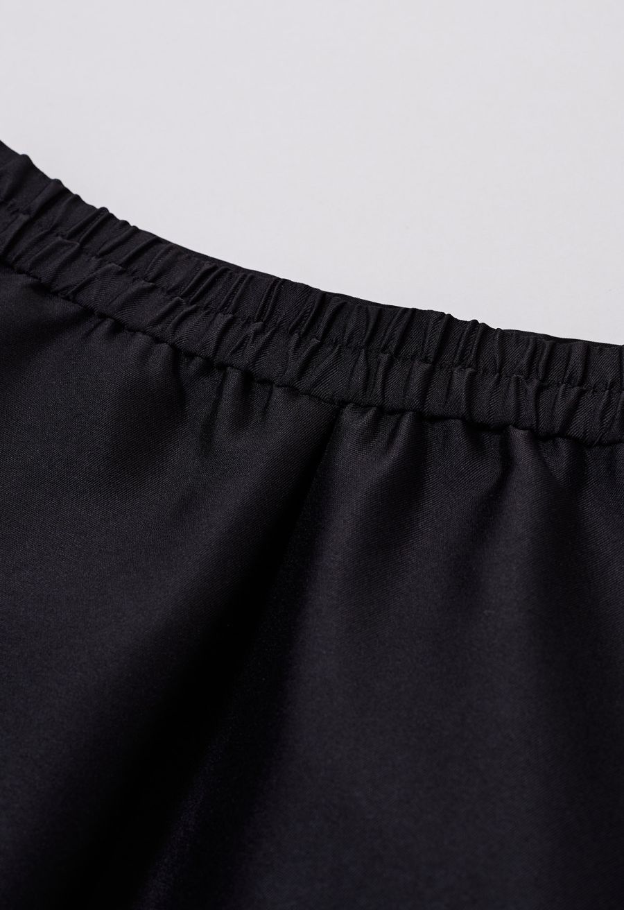 Sleek Side Pockets Pleated A-Line Midi Skirt in Black