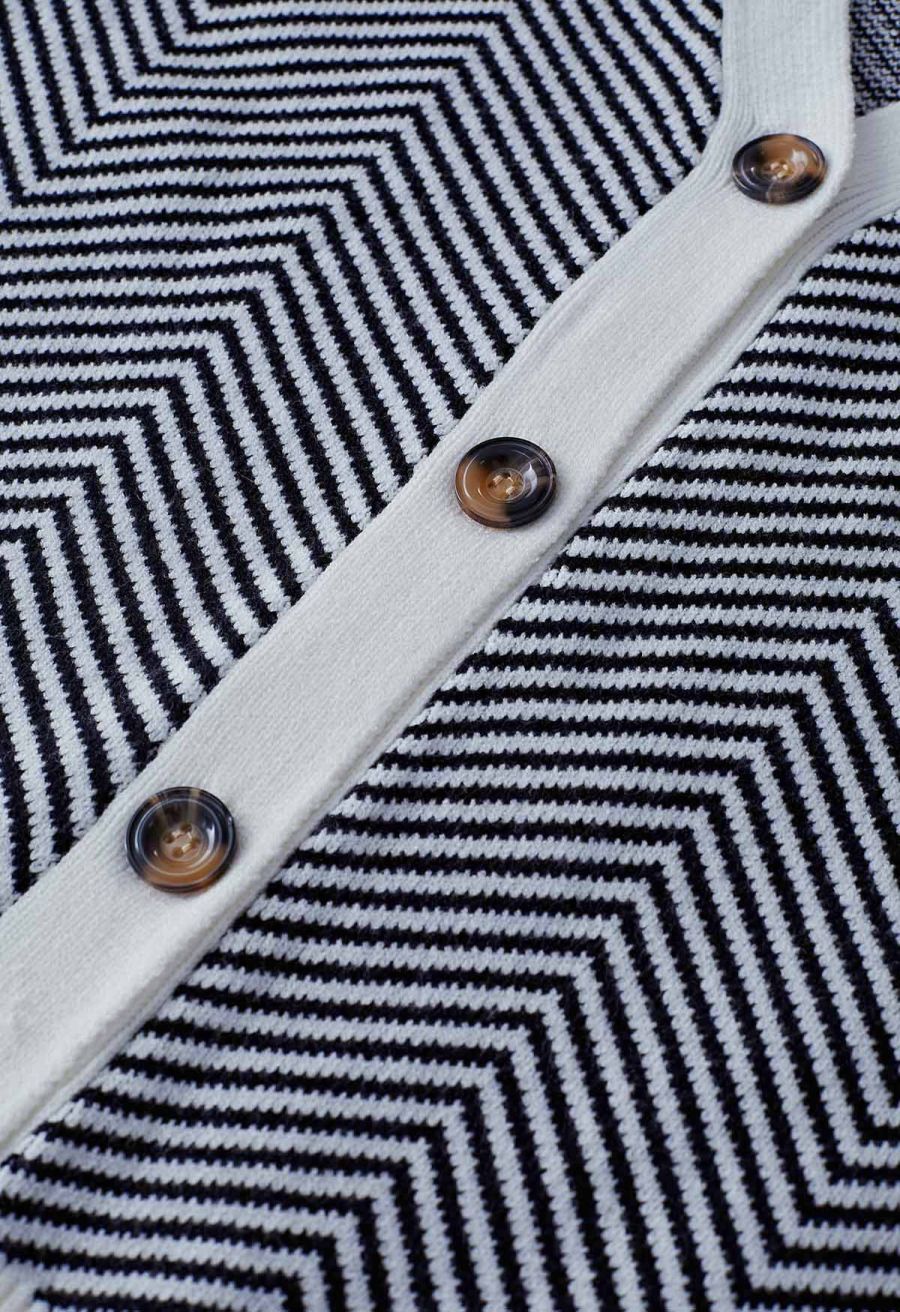 Zigzag Stripe Pattern Buttoned Knit Cardigan in Black