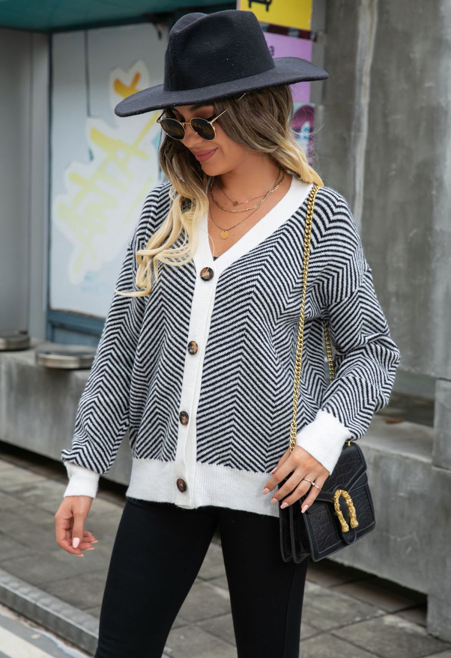 Zigzag Stripe Pattern Buttoned Knit Cardigan in Black