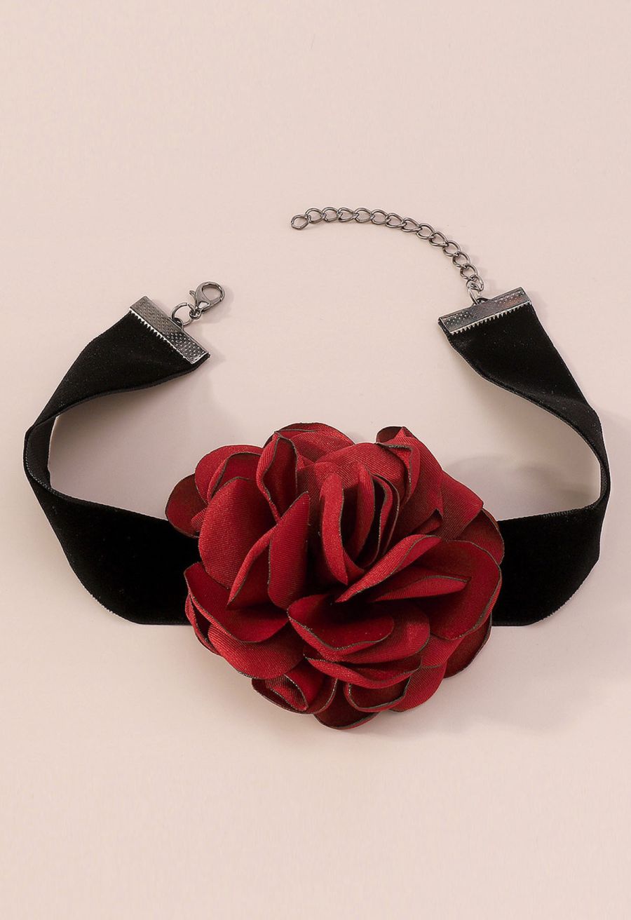 Exaggerated Romantic Rose Choker