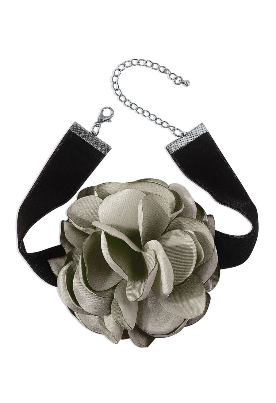 Exaggerated Romantic Rose Choker