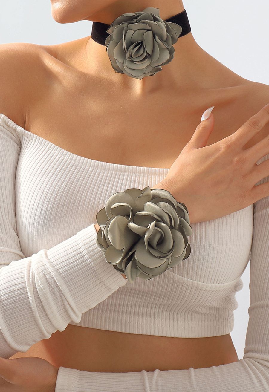 Exaggerated Romantic Rose Choker