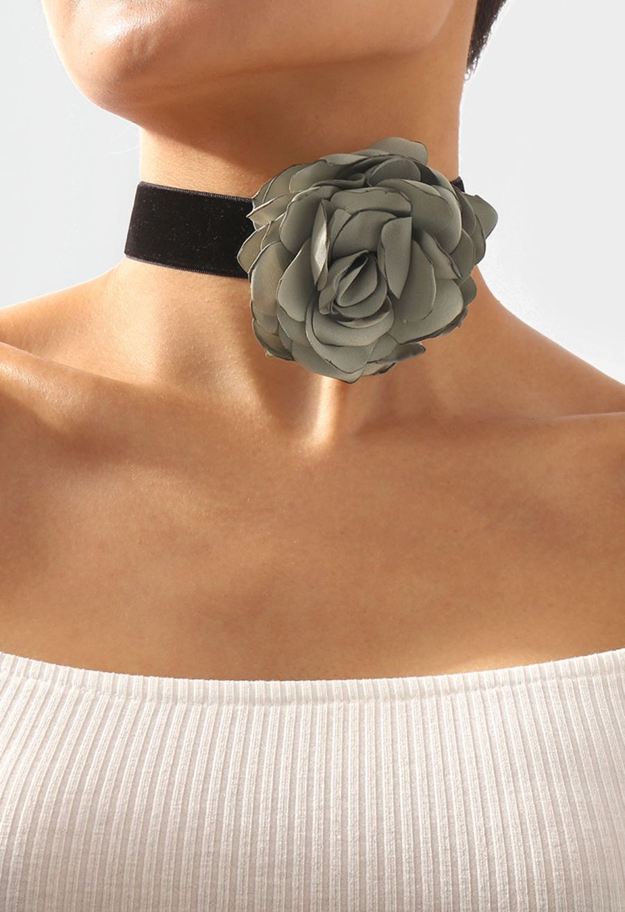 Exaggerated Romantic Rose Choker