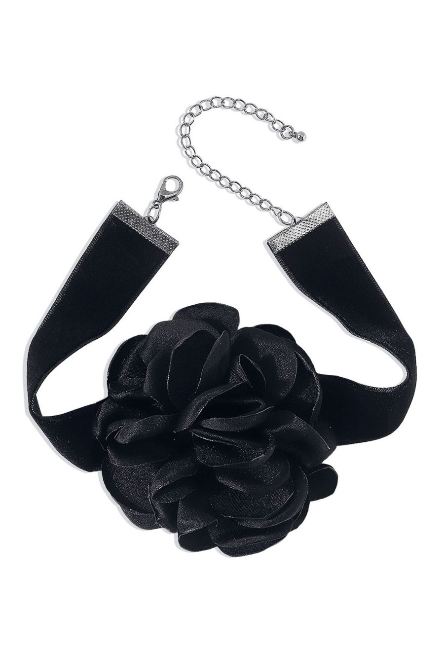 Exaggerated Romantic Rose Choker