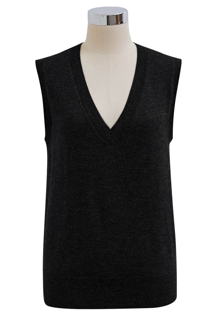 V-Neck Sleeveless Knit Top and Pleated Skirt Set in Black