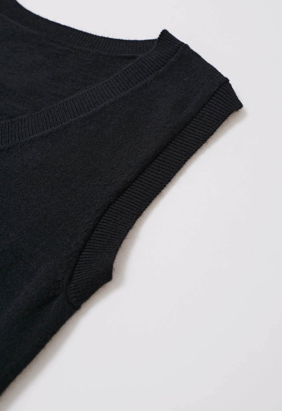 V-Neck Sleeveless Knit Top and Pleated Skirt Set in Black