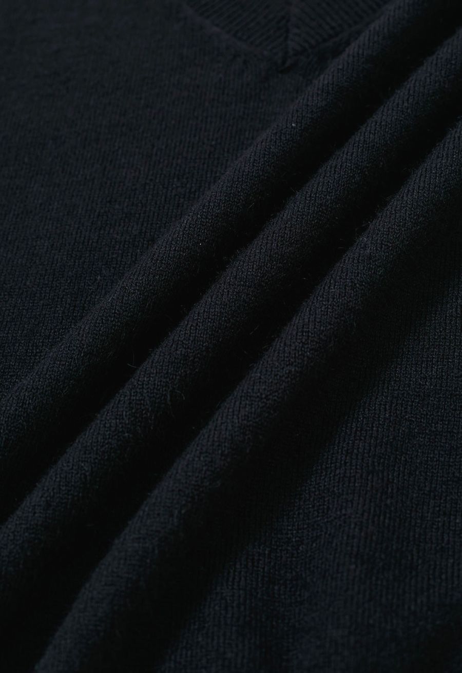 V-Neck Sleeveless Knit Top and Pleated Skirt Set in Black