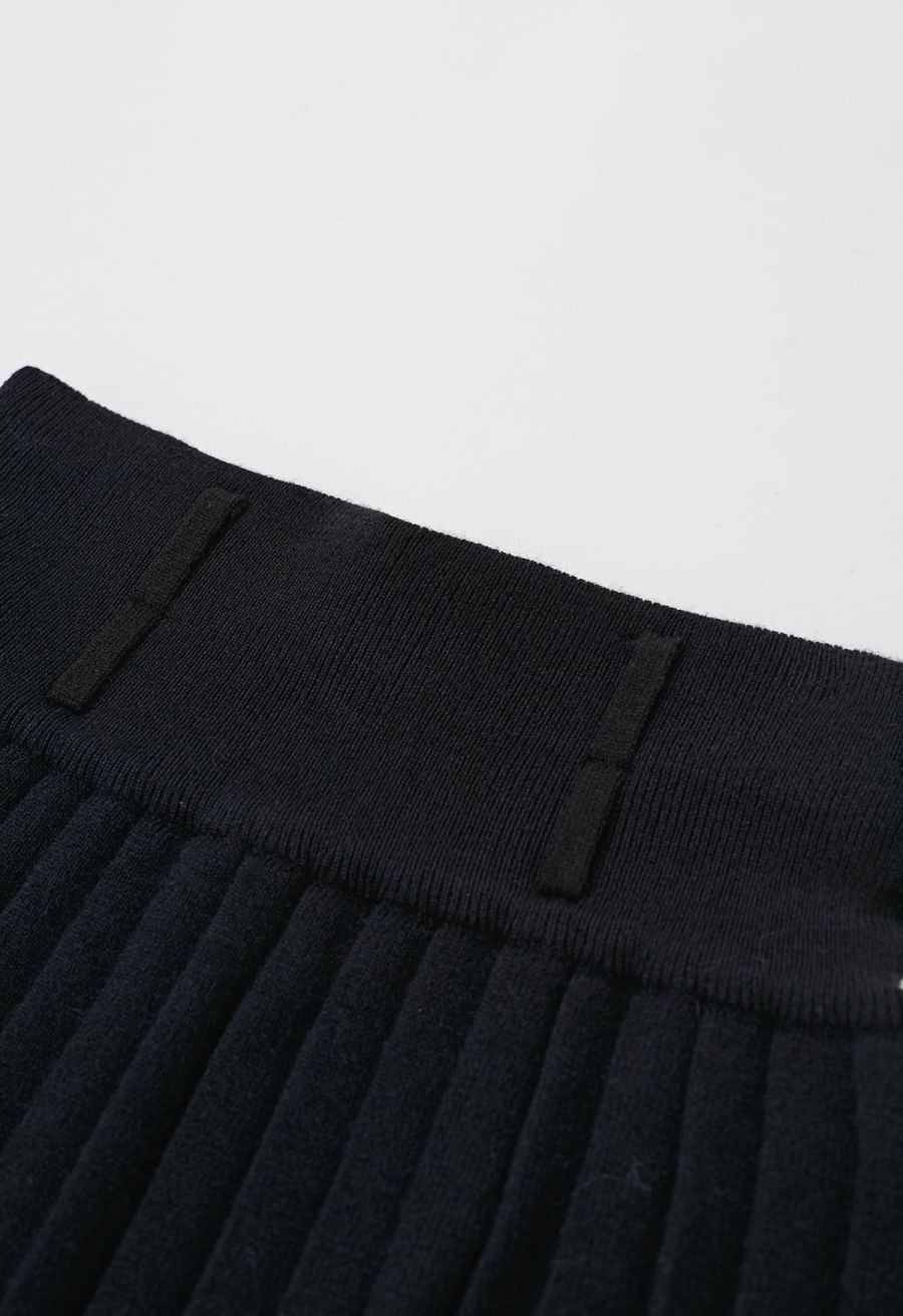 V-Neck Sleeveless Knit Top and Pleated Skirt Set in Black