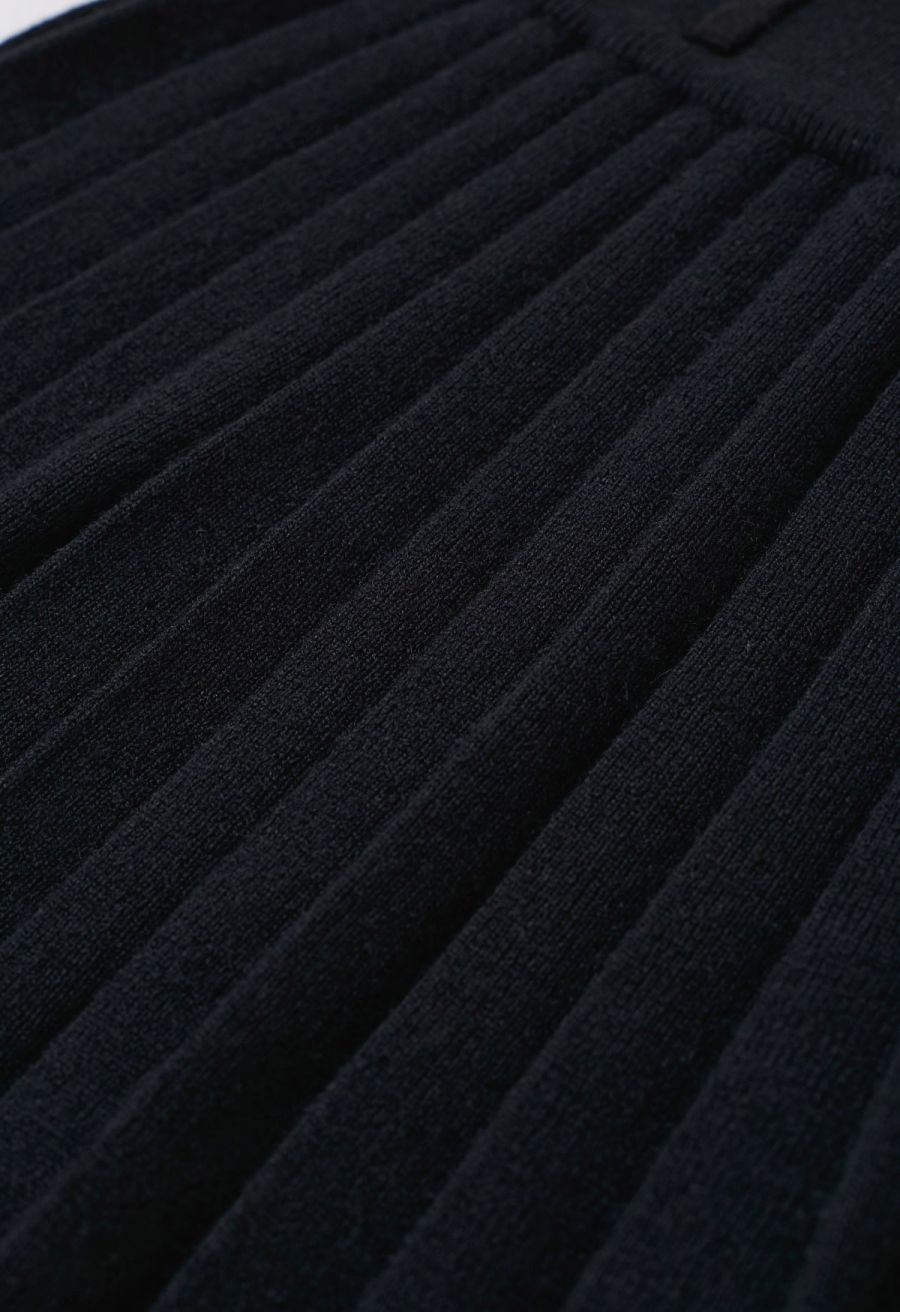 V-Neck Sleeveless Knit Top and Pleated Skirt Set in Black
