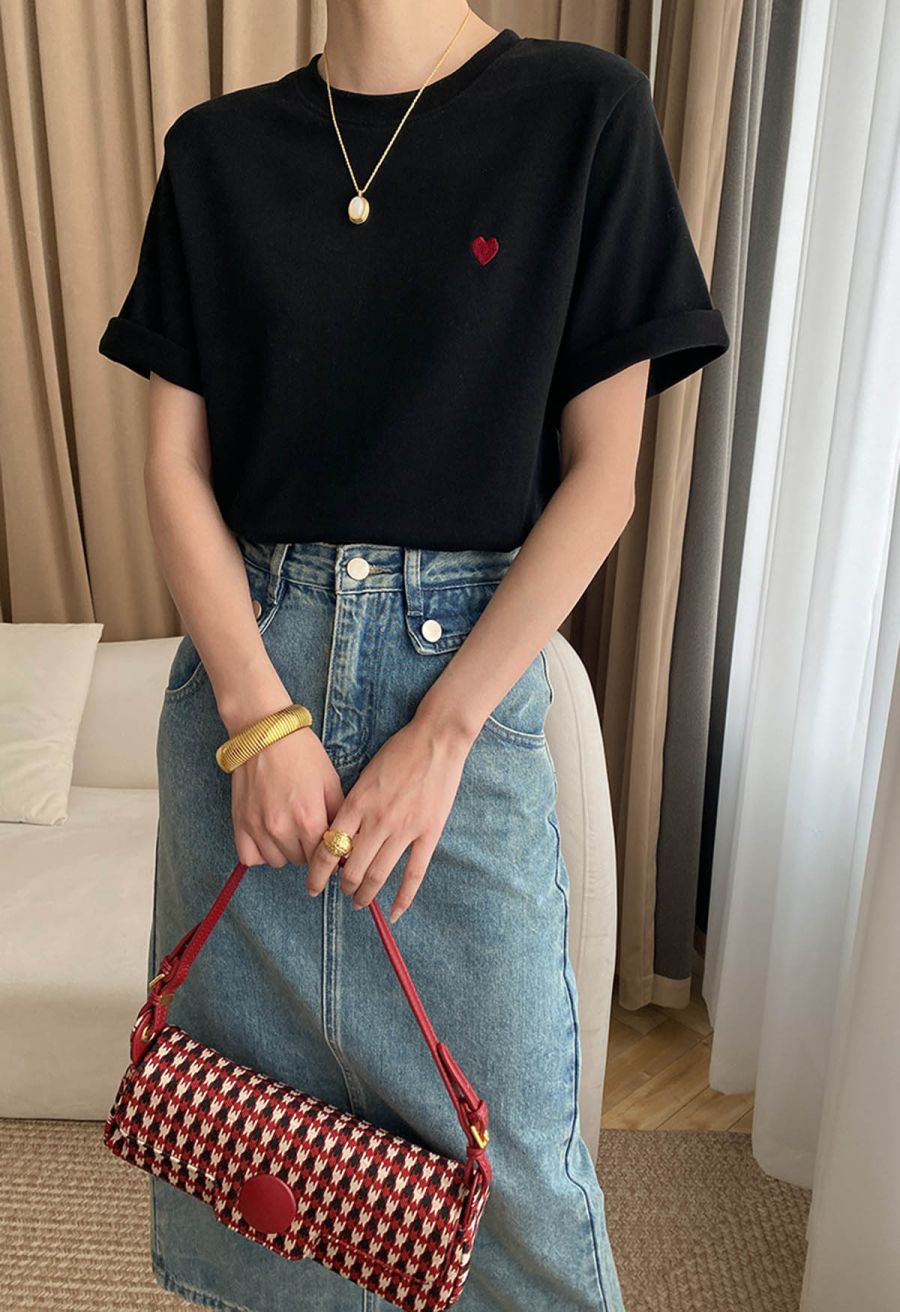 Cute Embroidered Heart Pattern T-Shirt in Black