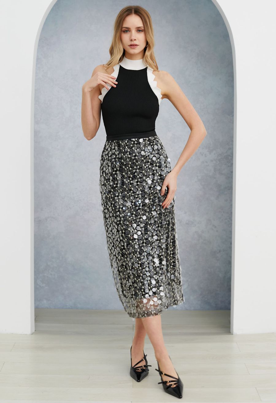 Wavy Contrast Edge Halter Neck Knit Top in Black