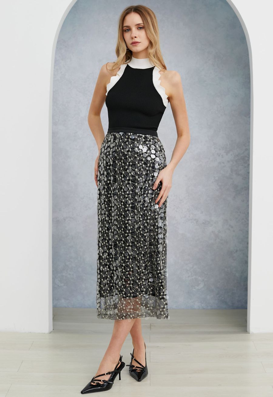 Wavy Contrast Edge Halter Neck Knit Top in Black