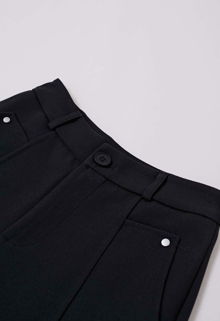 Seamed Front Side Pocket Shorts in Black