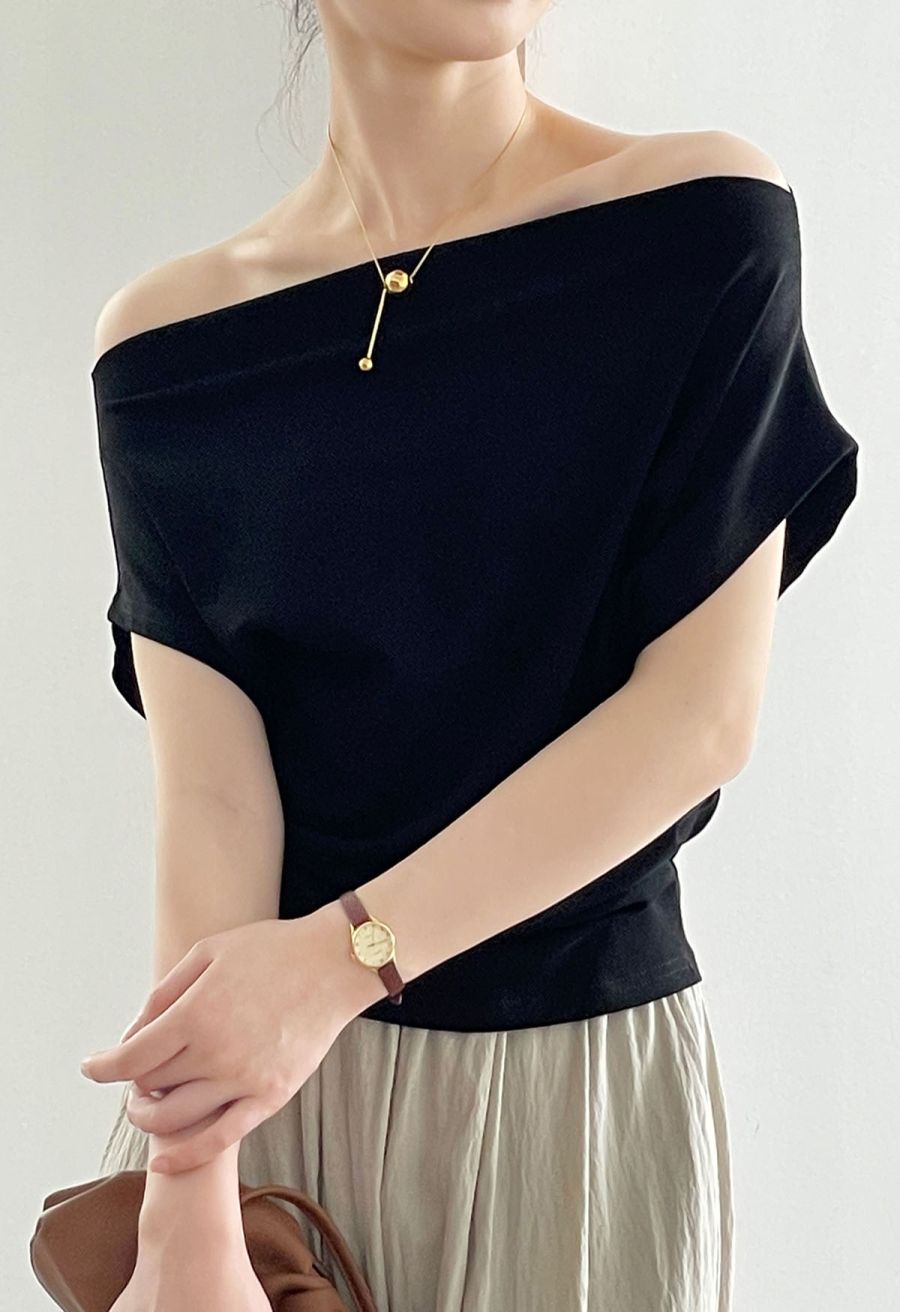 Off-Shoulder Batwing Sleeve Pleated Top in Black