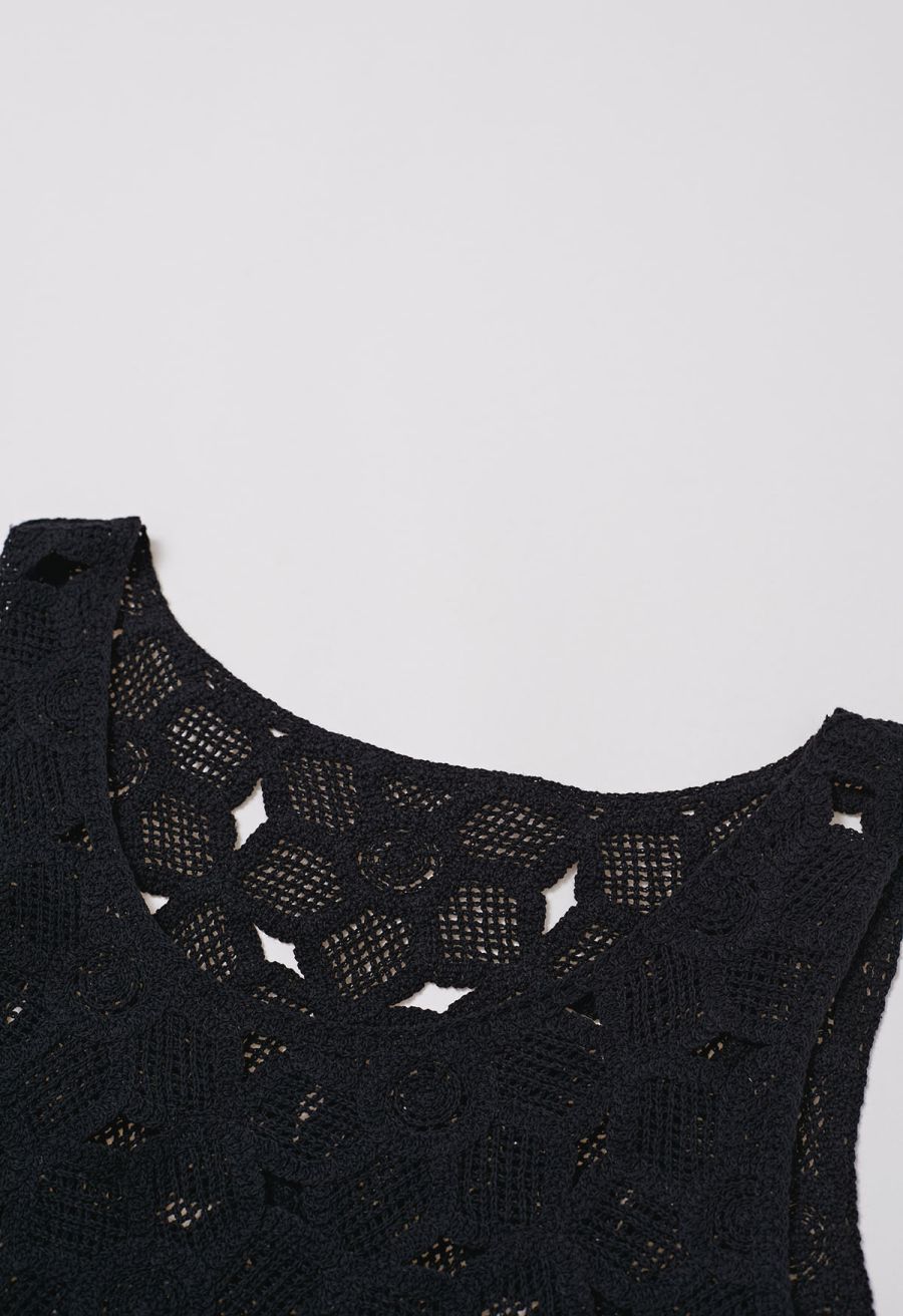 Scoop Neckline Floral Cutwork Crochet Sleeveless Top in Black