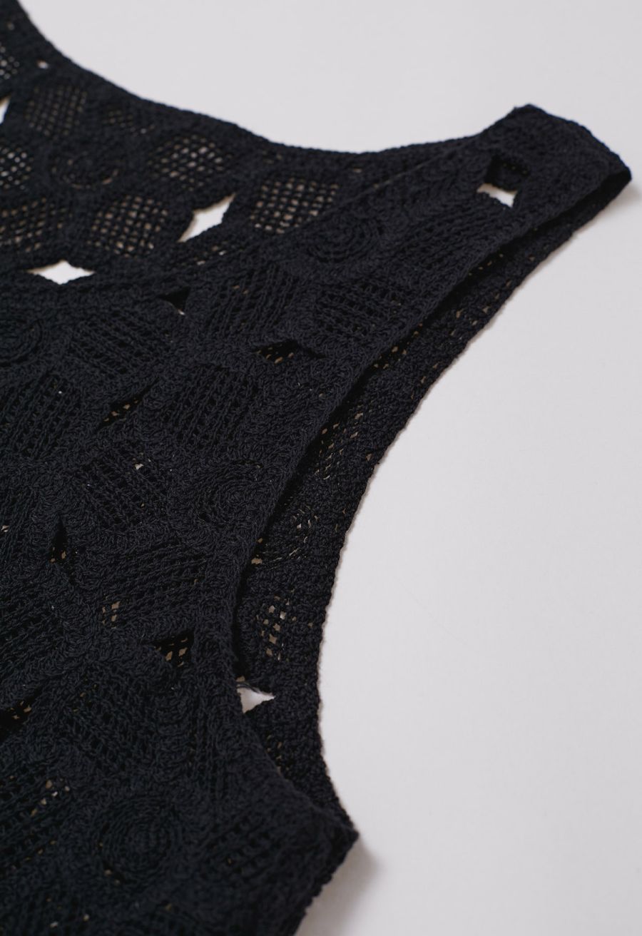 Scoop Neckline Floral Cutwork Crochet Sleeveless Top in Black