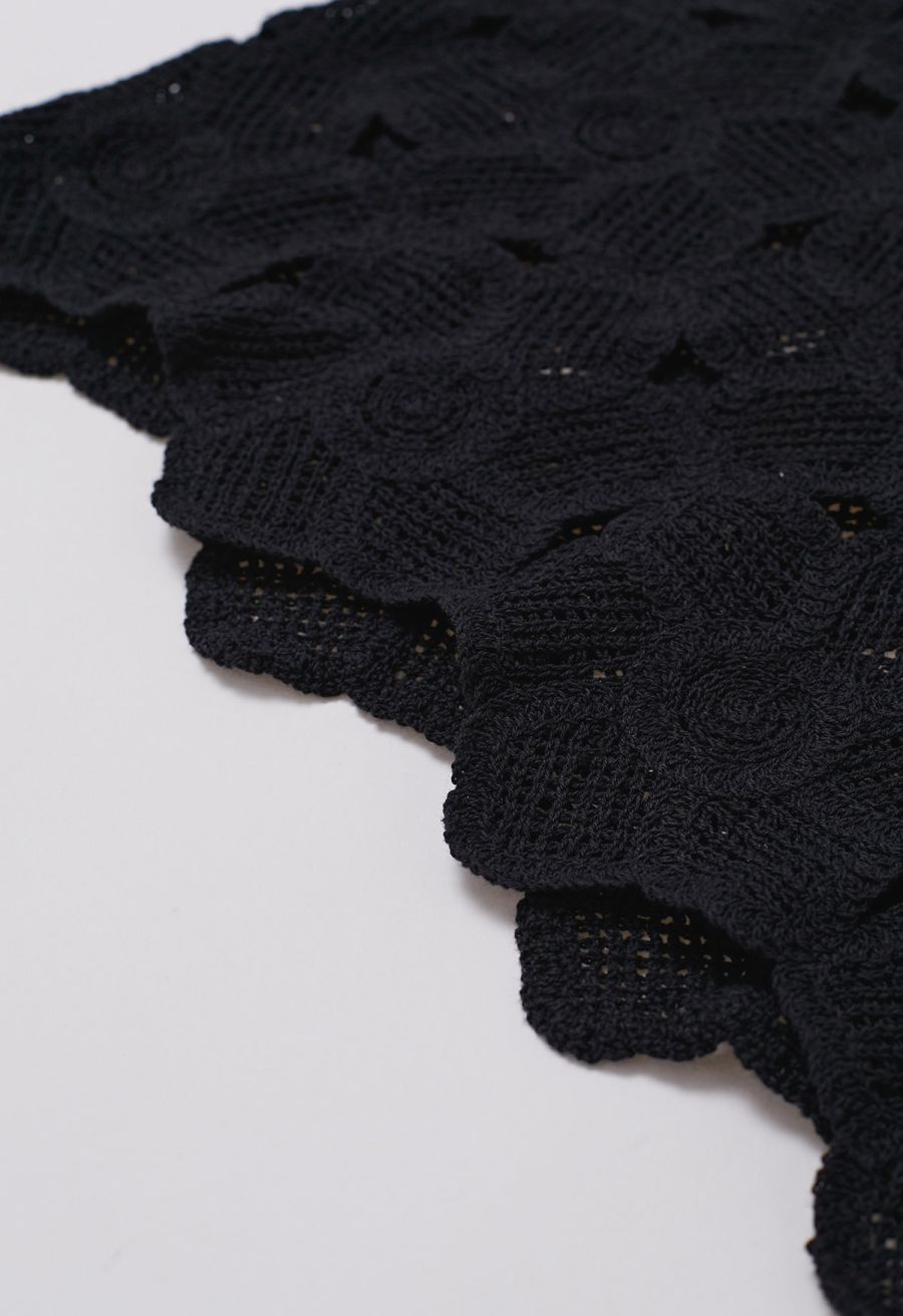 Scoop Neckline Floral Cutwork Crochet Sleeveless Top in Black